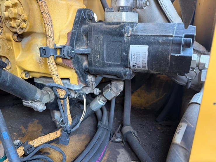 2015-caterpillar-cb66b-image-92