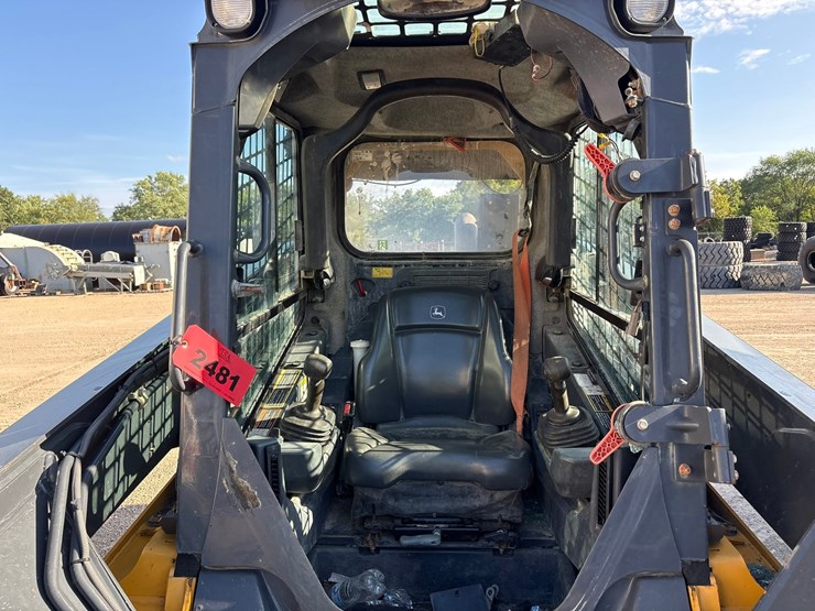 2021-deere-330g-image-40