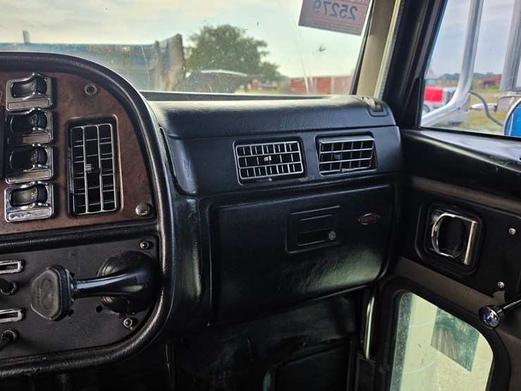 2005-peterbilt-379-image-57