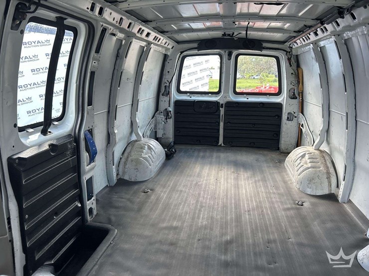 2020-chevrolet-express-2500-image-23