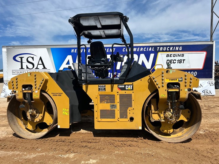 2015-caterpillar-cb66b-image-6