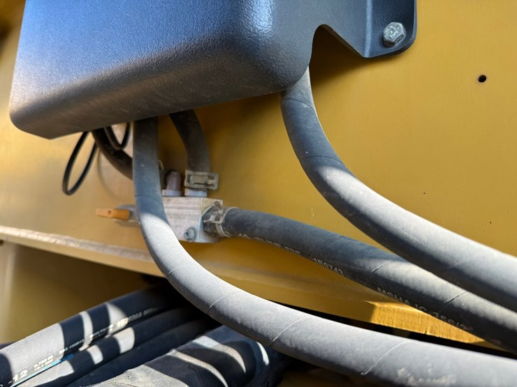 2015-caterpillar-cb66b-image-61