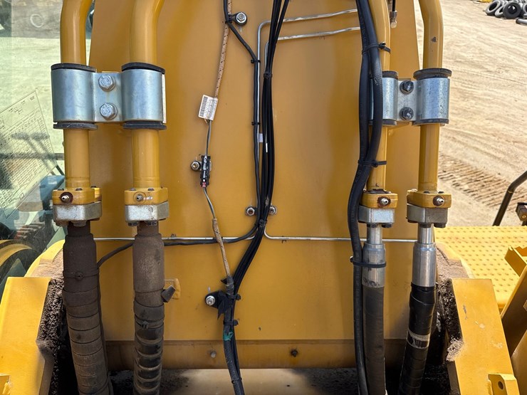 2019-caterpillar-352f-image-39