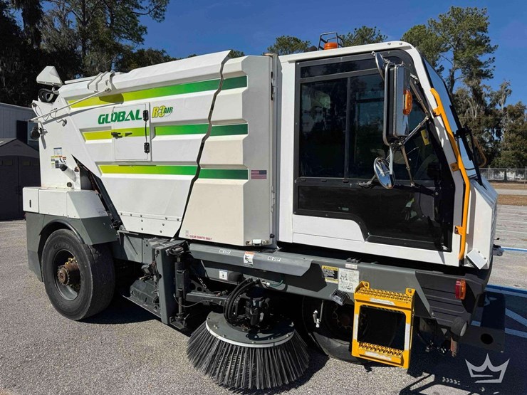 2020-global-3-wheel-r3-air-street-sweeper-image-1