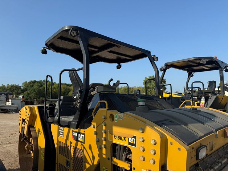 2015-caterpillar-cb66b-image-68