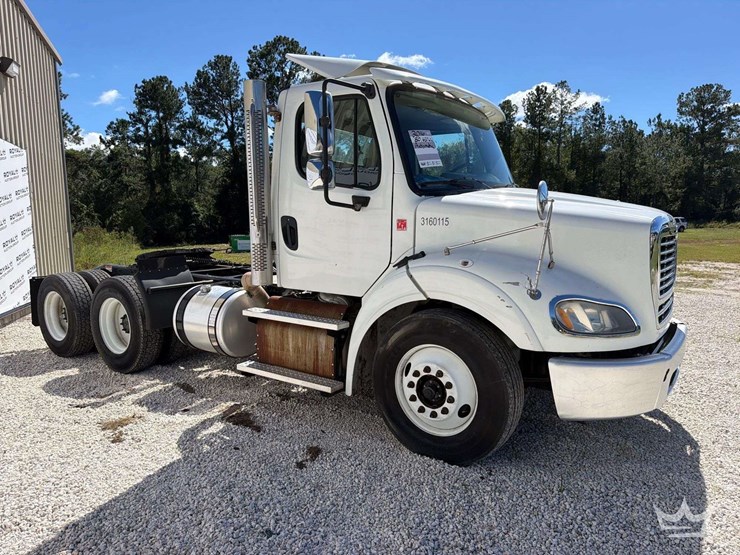 2016-freightliner-m2-112-t/a-day-cab-truck-tractor-image-2