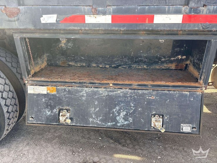 2008-peterbilt-335-image-19