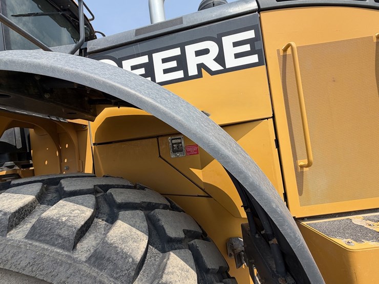 2019-deere-744k-image-58