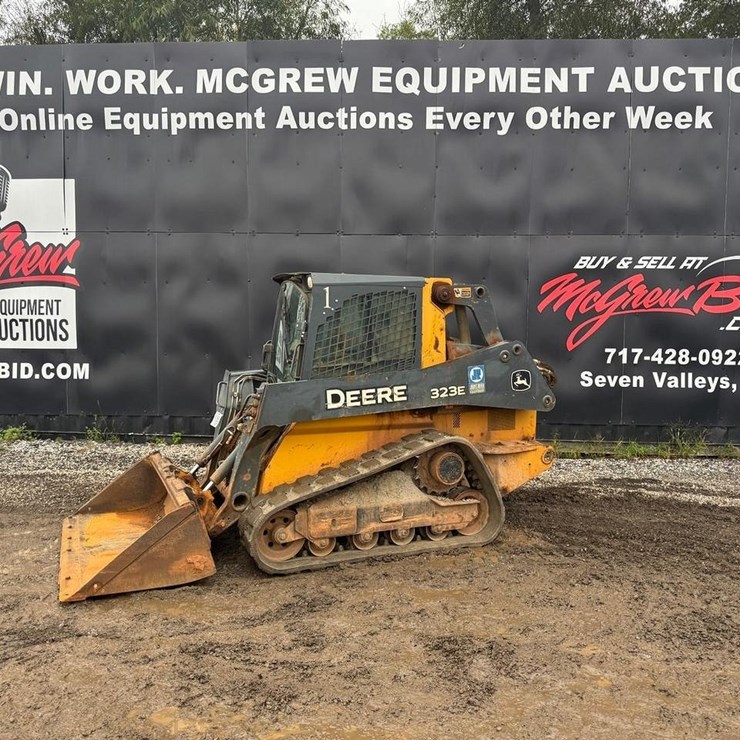2017 DEERE 323E