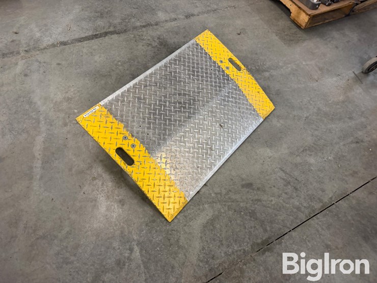 global-industries-forklift-ramp-image-3