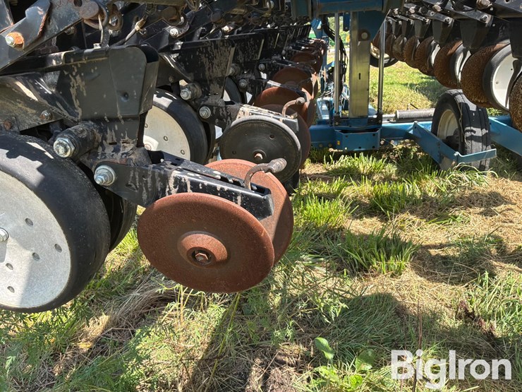 1997-kinze-2600-image-18