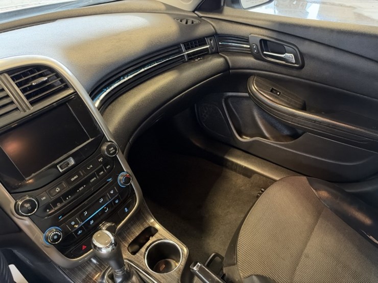 2016-chevrolet-malibu-limited-sdn-image-27
