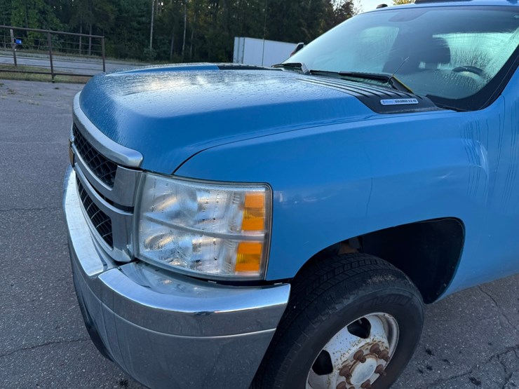 2013-chevrolet-3500-image-10