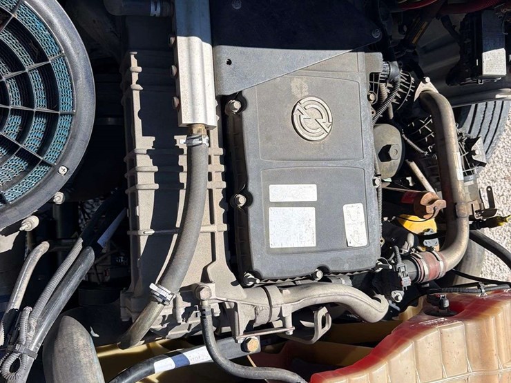 2016-freightliner-m2-112-t/a-day-cab-truck-tractor-image-16