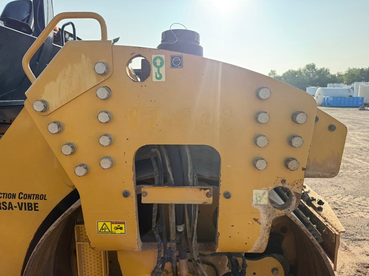 2015-caterpillar-cb66b-image-38