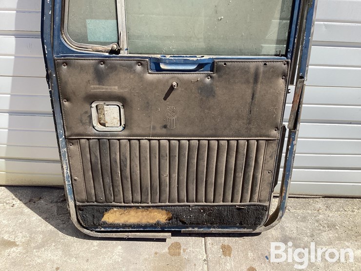 kenworth-front-passenger-side-bottom-latch-door-image-10