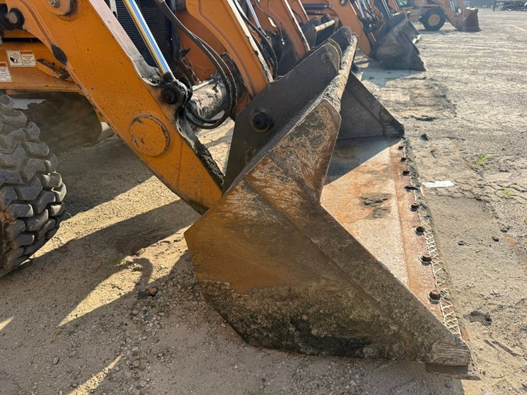#2486-•-2015-case-570nep-skip-loader-image-11