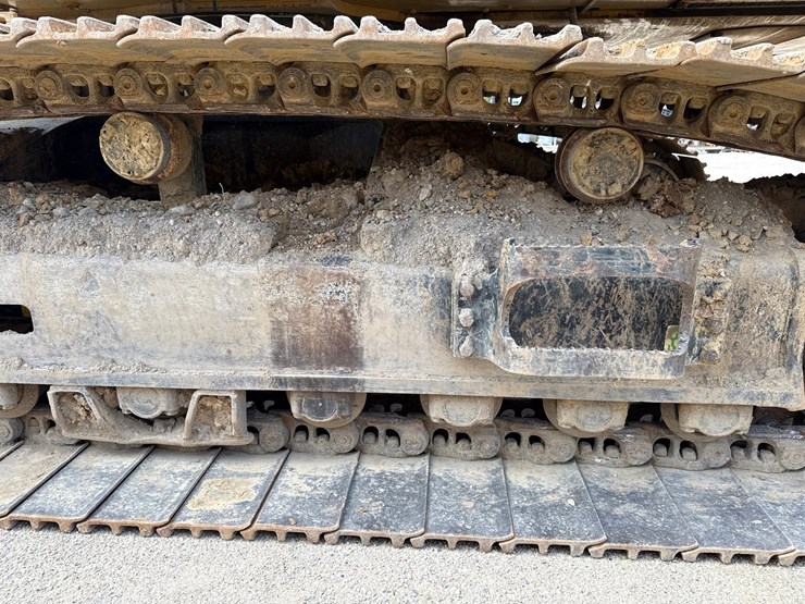 2019-caterpillar-352f-image-104