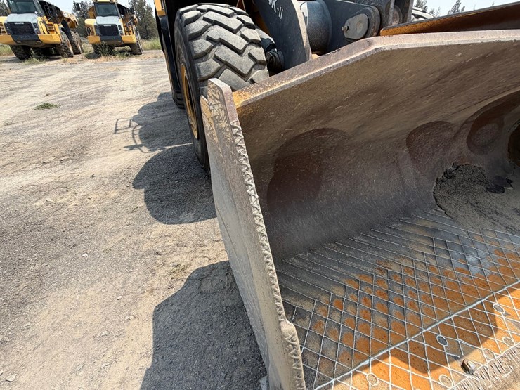 2019-deere-744k-image-18