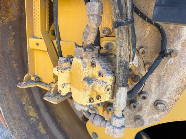 2015-caterpillar-cb66b-image-40
