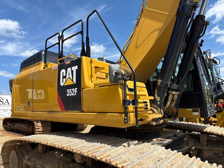 2019-caterpillar-352f-image-58