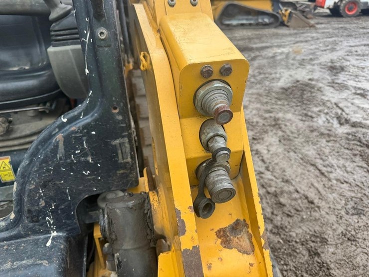 2020-caterpillar-249d-image-12