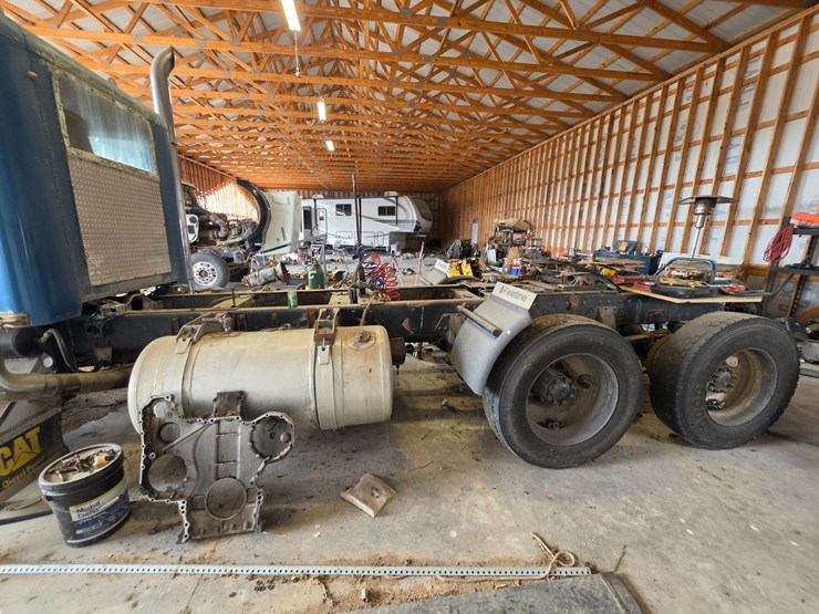 #25275-•-1980-peterbilt-359-day-cab-truck-image-46