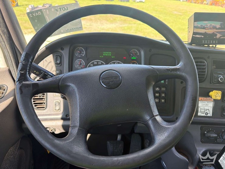 2017-freightliner-m2-106-image-9
