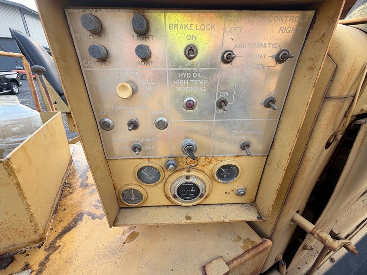 #2526-•-etnyre-chip-seal-machine-image-61