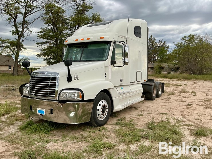 2004-freightliner-century-120-image-1