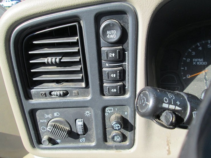 2004-chevrolet-tahoe-image-30