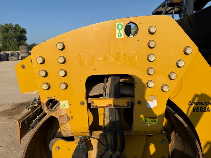2015-caterpillar-cb66b-image-48