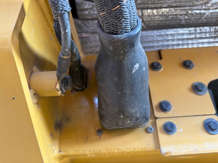 2015-caterpillar-cb66b-image-24