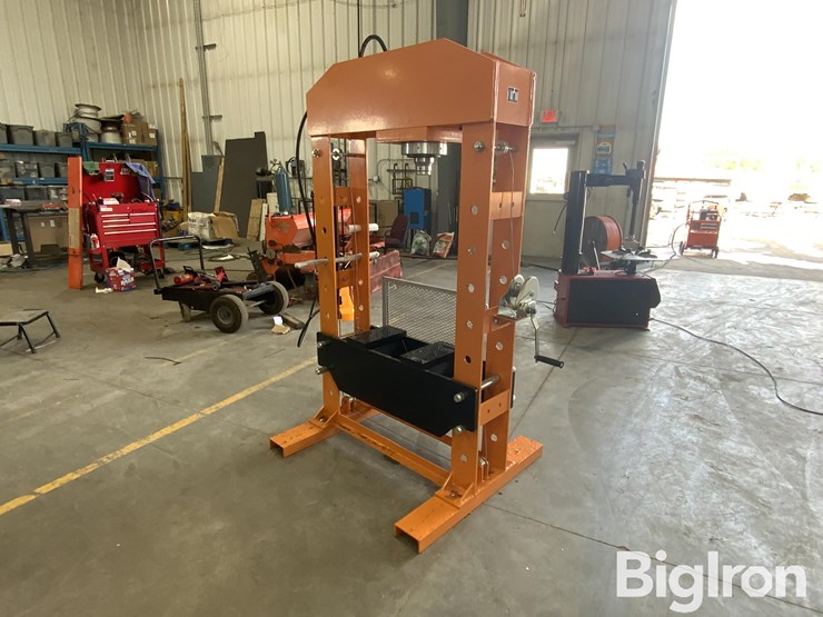 2025-massey-ferguson-730-image-5