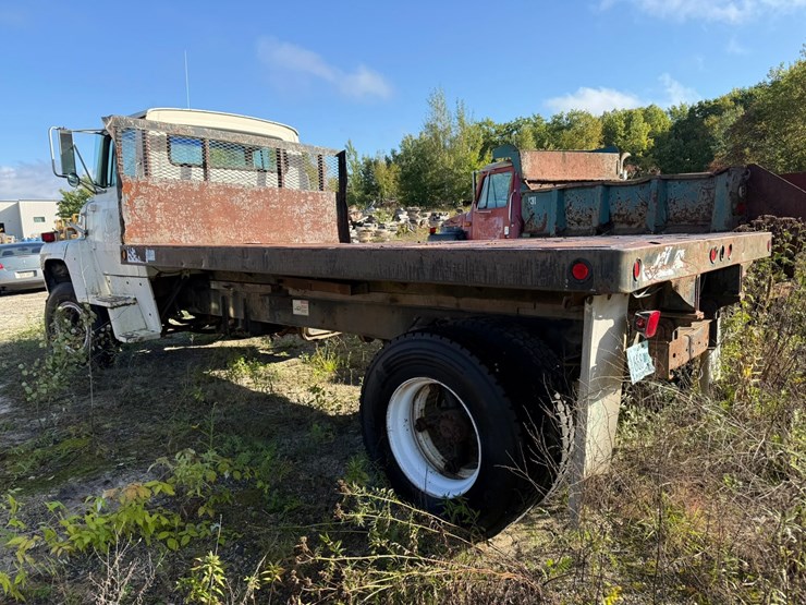 1983-ford-800-image-3