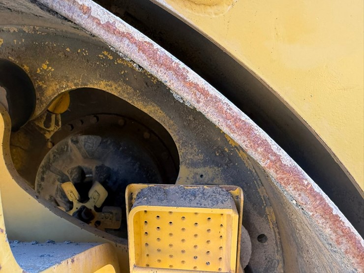2015-caterpillar-cb66b-image-112