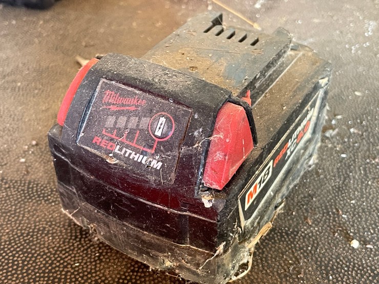 #5512-•-(3)-milwaukee-18v-batteries-and-charger-image-16