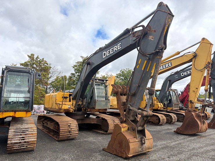 deere-200d-lc-image-3