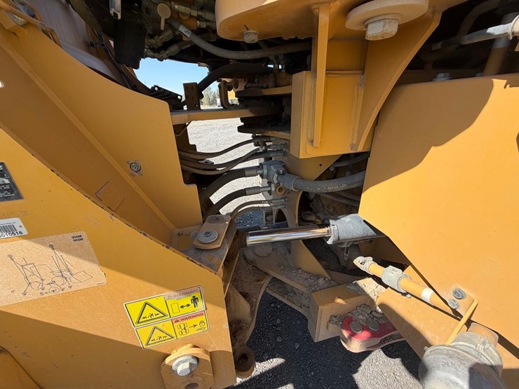 2015-caterpillar-950m-image-36