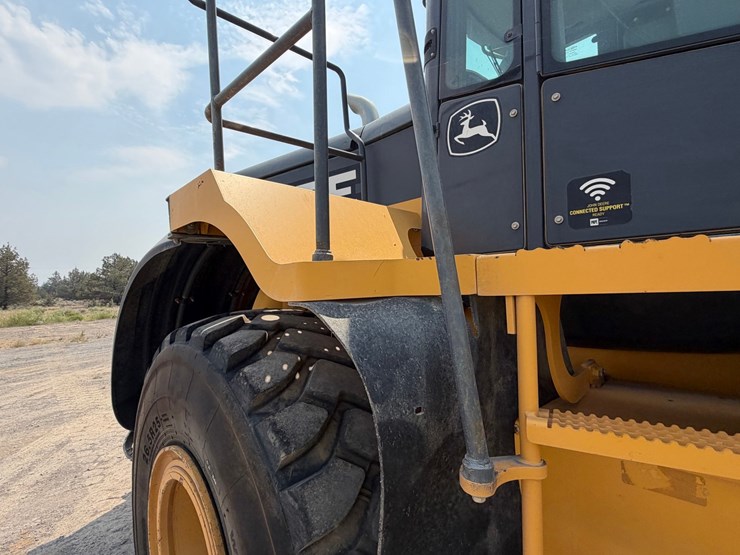 2019-deere-744k-image-38