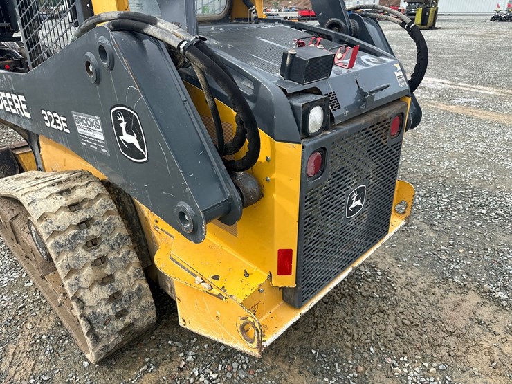 deere-323e-image-18