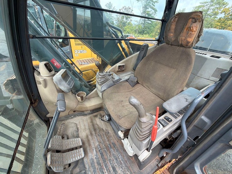 deere-200d-lc-image-28