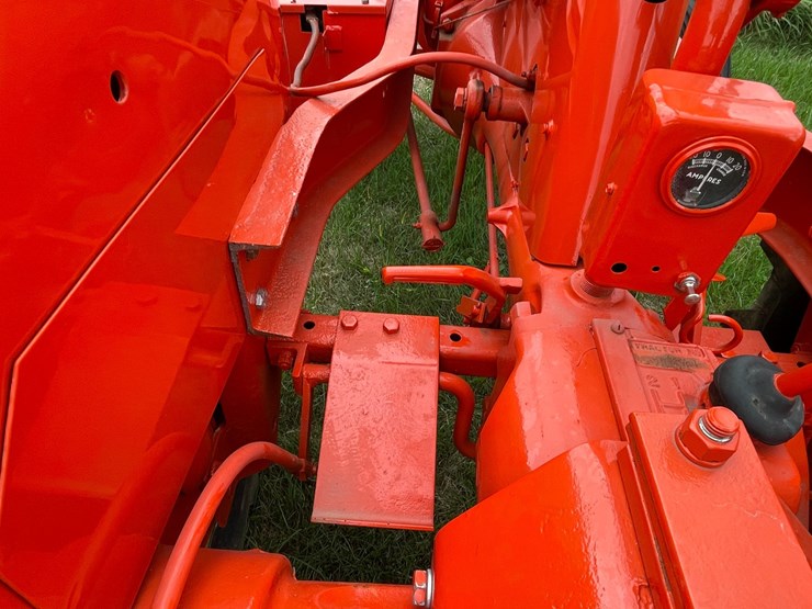 #1003-•-allis-chalmers-ib-tractor-image-19