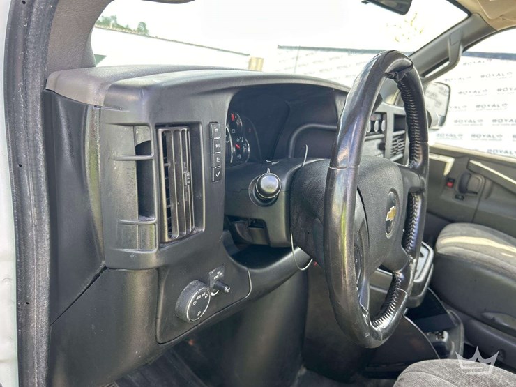 2020-chevrolet-express-2500-image-13