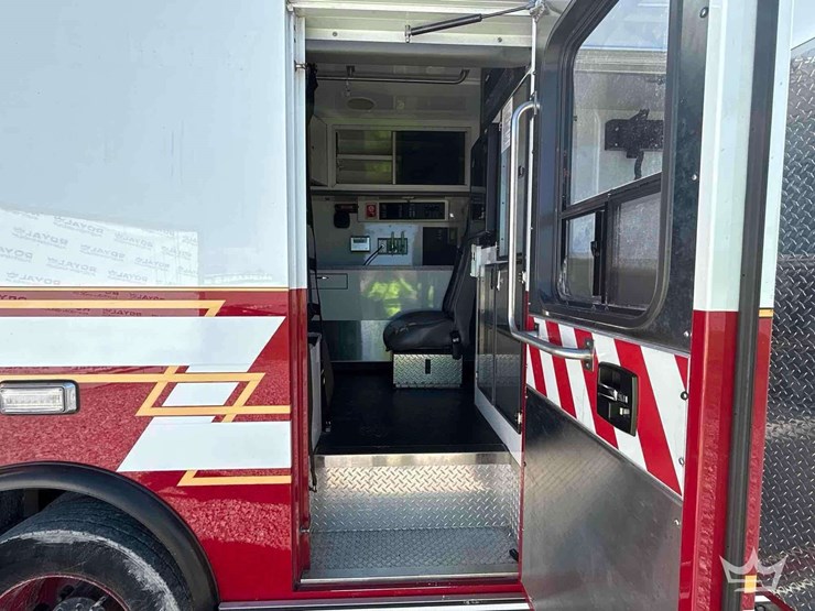 2016-freightliner-m2-106-image-37