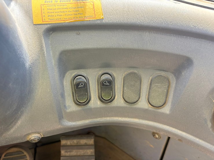 #3650-•-2011-komatsu-w380-6-wheel-loader-image-47