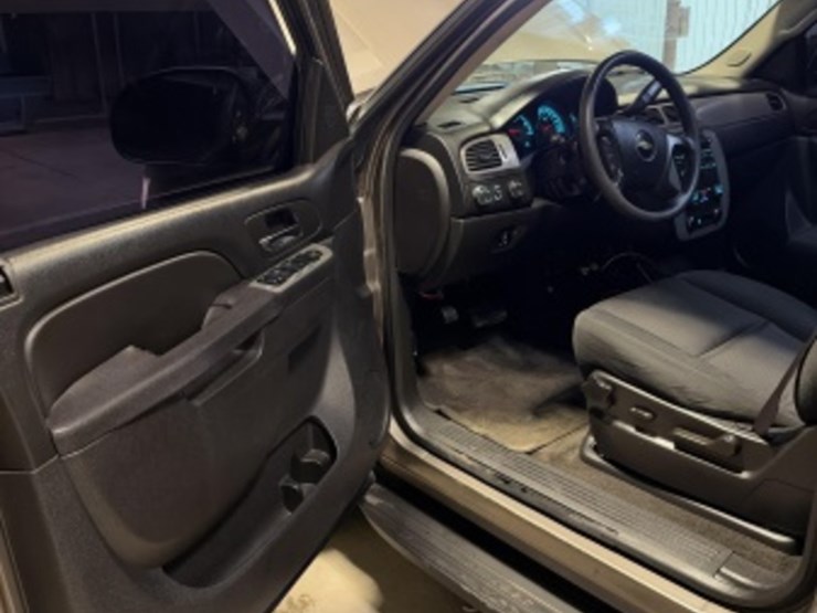 2012-chevrolet-tahoe-image-23