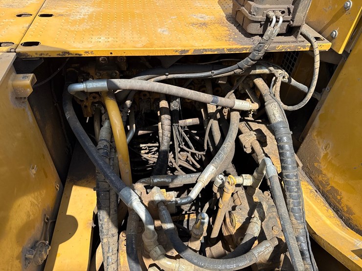 2019-caterpillar-352f-image-41