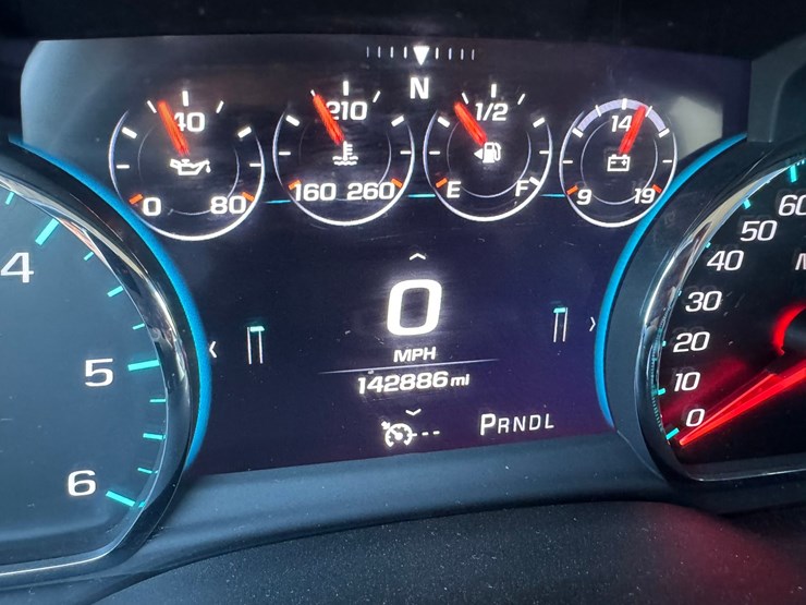 2017-chevrolet-suburban-image-34
