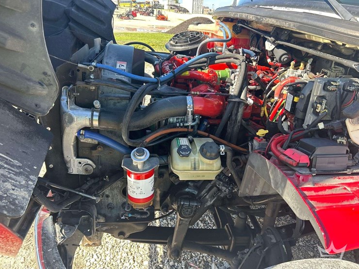 2016-freightliner-m2-106-image-10